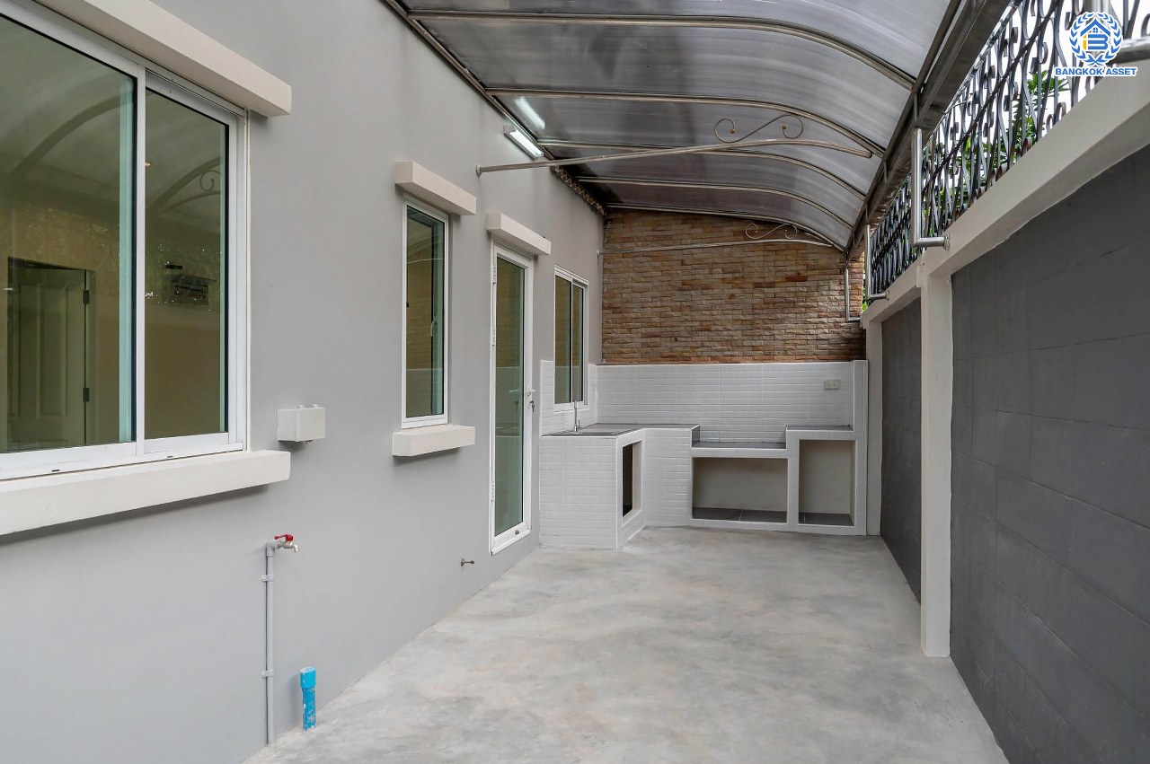 บ้านมือสองตกแต่งใหม่ โครงการ อรุณวดี พระราม5-รัตนาธิเบศร์ หลังมุม เนื้อที่ 50.4 ตร.ว. ฟังก์ชัน 3 ห้องนอน 2 ห้องน้ำ 1 ห้องอเนกประสงค์ จอดรถได้ 1 คัน บนทำเลทำเลศักยภาพ ติดถนนราชพฤกษ์ เชื่อมต่อทุกการเดินทาง ใกล้รถไฟฟ้าสายสีม่วง "สถานีบางรักใหญ่" และจุดขึ้นทางด่วน "ศรีรัช"